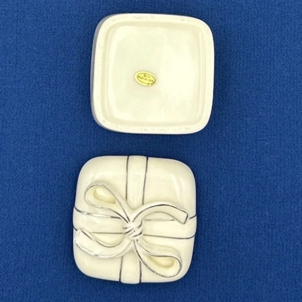 Lenox Porcelain Gift Box Trinket Dish Cream with Platinum Silver Bow Accent‎